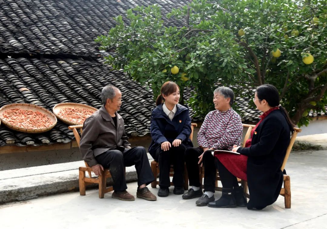 18和平鄉(xiāng)紀(jì)委面對面了解群眾需求.jpg