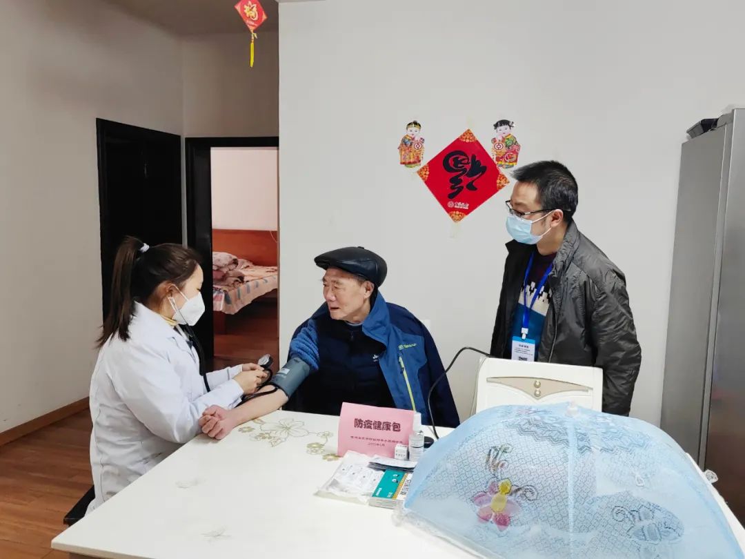錦江街道紀(jì)工委入戶(hù)了解防疫包發(fā)放情況