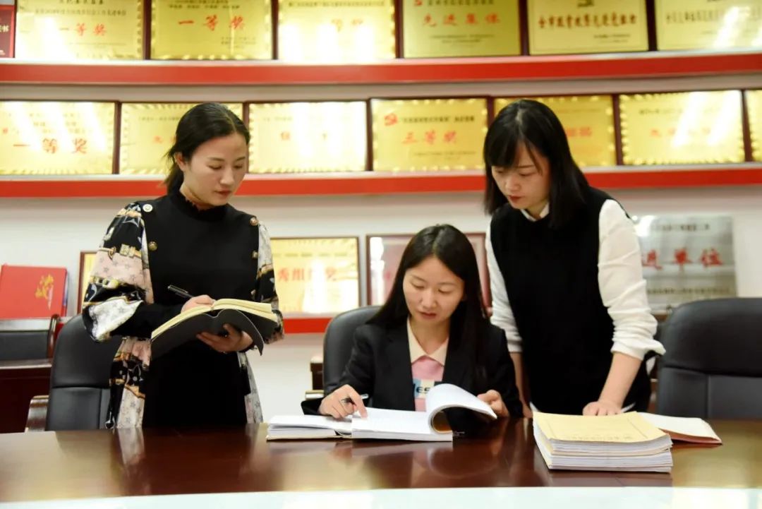 區(qū)紀(jì)委區(qū)監(jiān)委案件審理室干部分析研判案情