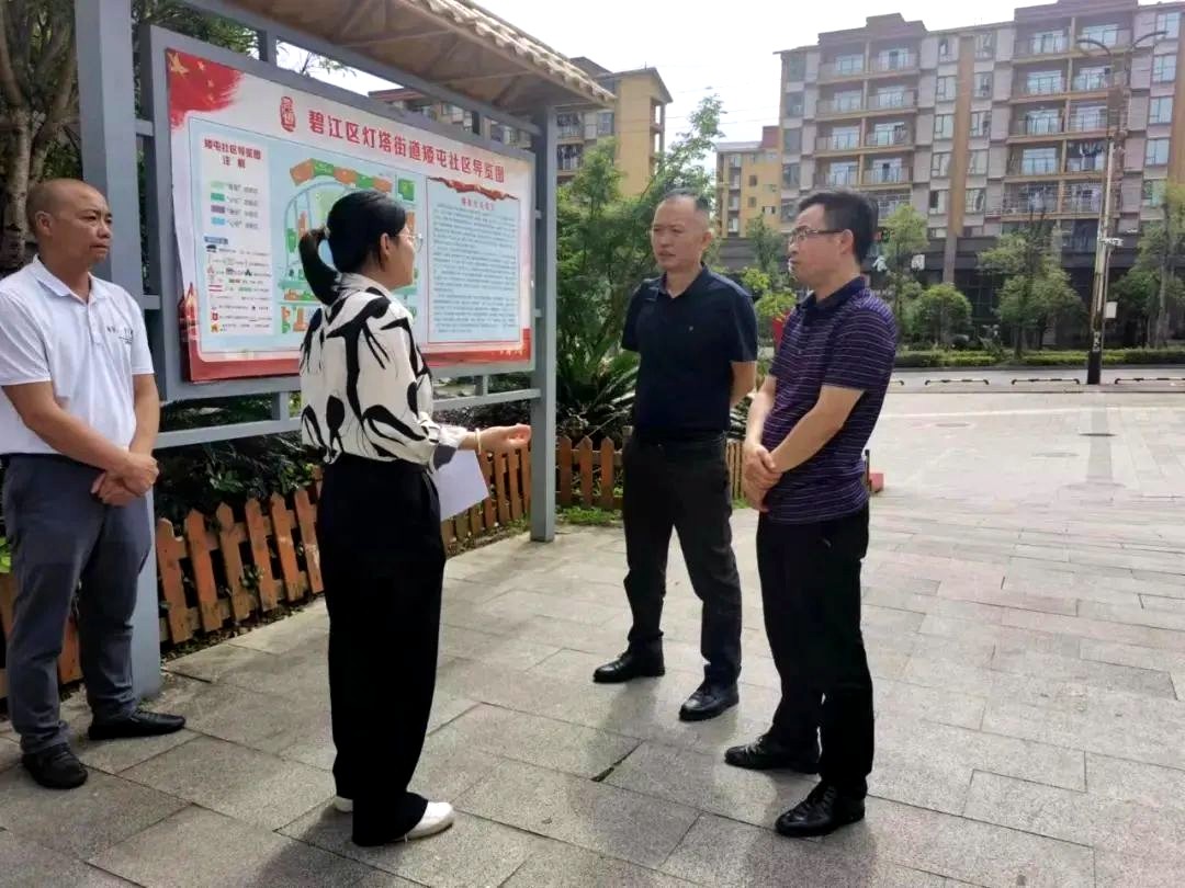 區(qū)紀(jì)委常委,、區(qū)委巡察辦主任張偉華（右一）到燈塔街道矮屯社區(qū)指導(dǎo)巡察整改工作